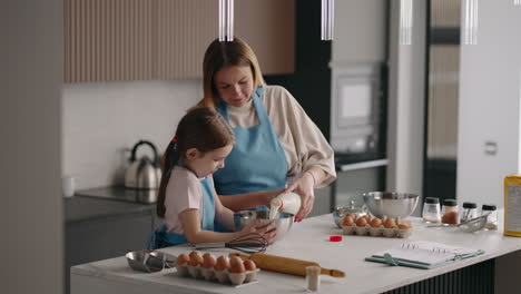 Familie-In-Der-Küche-Am-Sonntagmorgen-Mutter-Und-Kleine-Tochter-Kochen-Omelette-Mit-Eiern